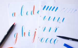 Apprendre le brush lettering Tombow - Calligraphique